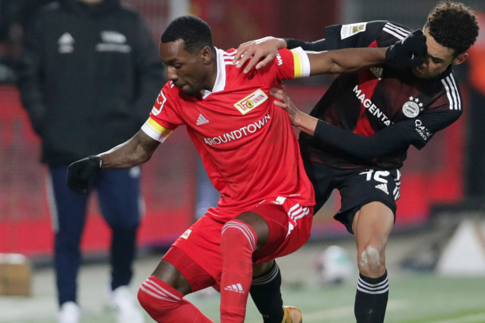 Jamal Musiala (r.) und Unions Sheraldo Becker kämpfen um den Ball.