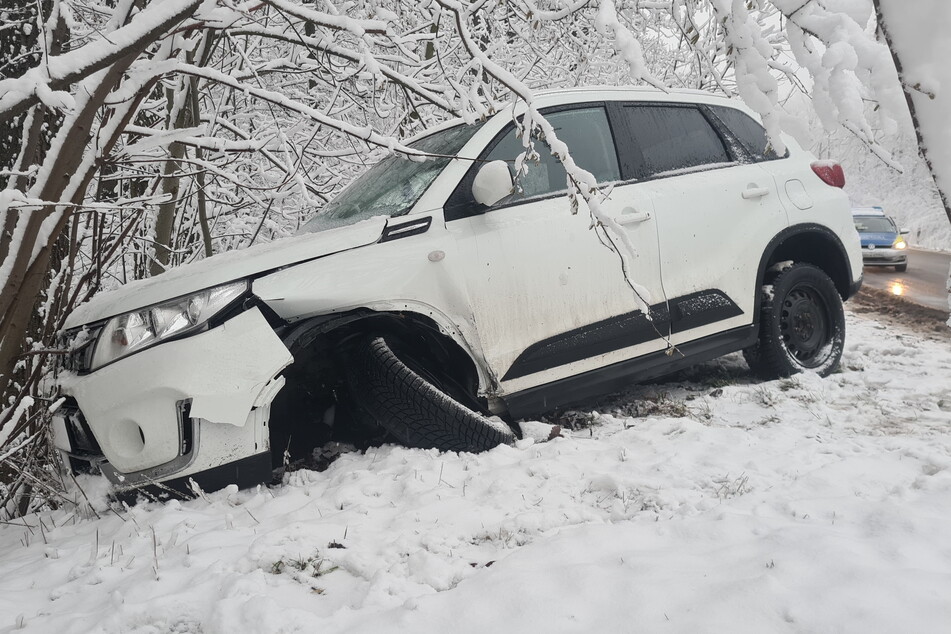 In Zwickau landete ein Suzuki in einem Gebüsch neben der Straße, die Fahrerin wurde verletzt.