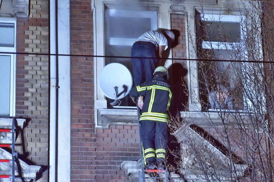 Teils barfuß retteten sich die Menschen aus dem Haus.