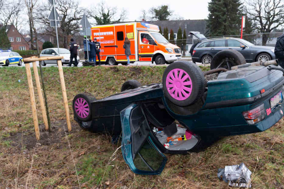 Das Fahrzeug überschlug sich und blieb auf einer Grünfläche liegen.