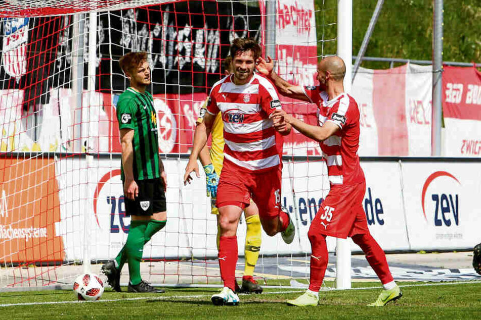 Im Vorjahr jubelten sie noch gemeinsam: FSV-Sturmtank Ronny König (l.) und Nico Antonitsch.