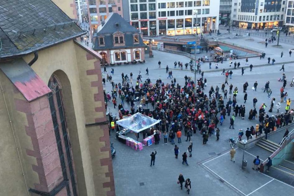 Die Demonstranten tanzten ausgelassen auf der Hauptwache.