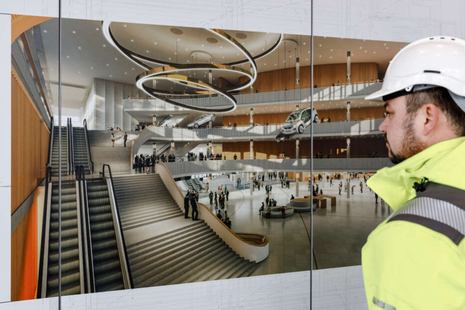 Bauleiter Maik Hauer betrachtet eine Illustration des neu erbaute Foyers des CCH.