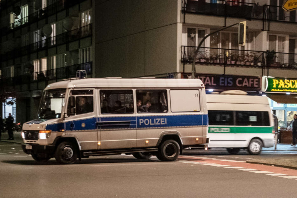 Polizeiwagen sicherten an Silvester das Böllerverbot in der Pallasstraße in Schöneberg ab.