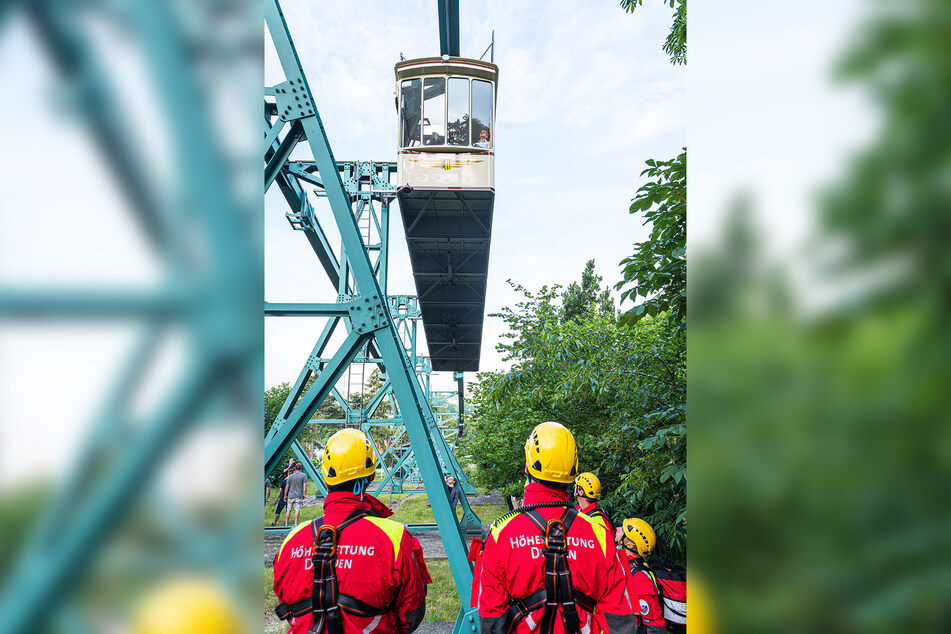 Bis zu 13 Meter vom Boden entfernt, kann die Schwebebahn steckenbleiben.