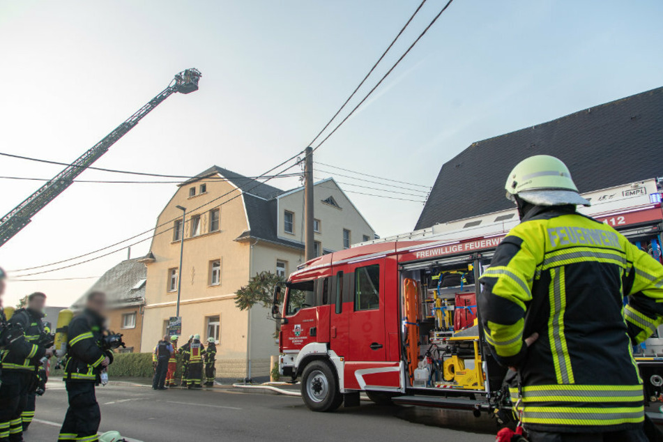Die Feuerwehr konnte ein abbrennen des Dachstuhls verhindern.