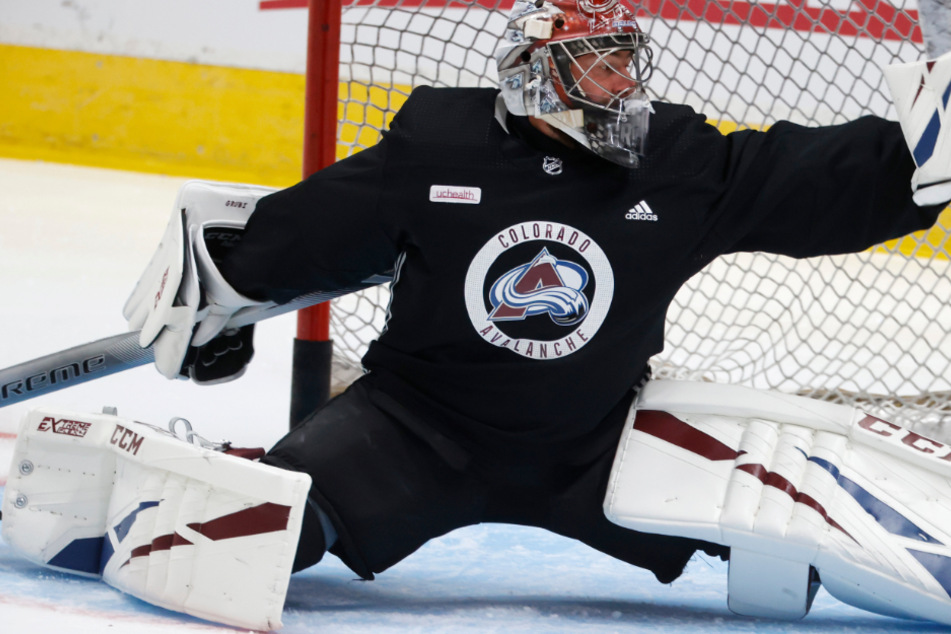 Der Deutsche Philipp Grubauer, Torwart bei Colorado Avalanche, in Aktion beim Training des Klubs.