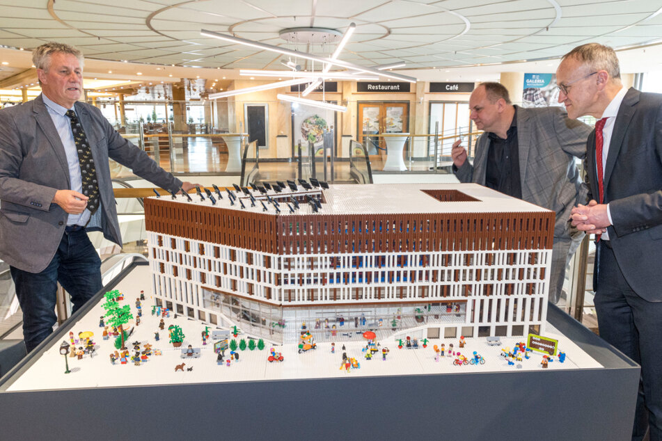 Maik Schenker (59) zeigt OB Dirk Hilbert (50, FDP) und Finanzbürgermeister Peter Lames (57, SPD, v.l.n.r.) sein Lego-Modell.