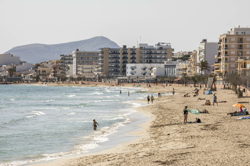 Zwei Schwestern im Alter von 23 und 25 sind an einem Strand von Mallorca ums Leben gekommen. (Symbolbild)