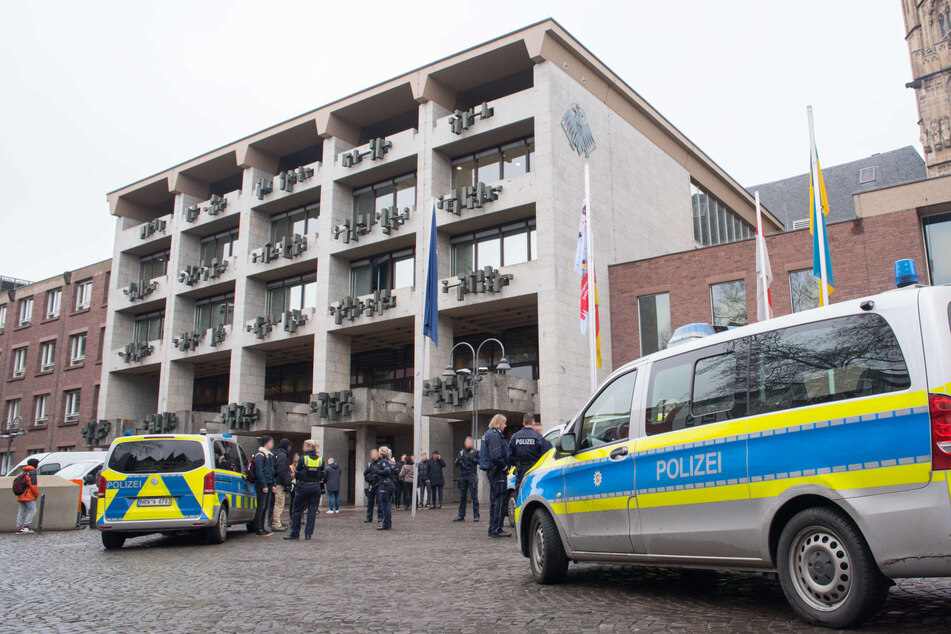 Köln: "Letzte Generation" besetzt Kölner Rathaus: Polizei rückt mit mehreren Streifenwagen an