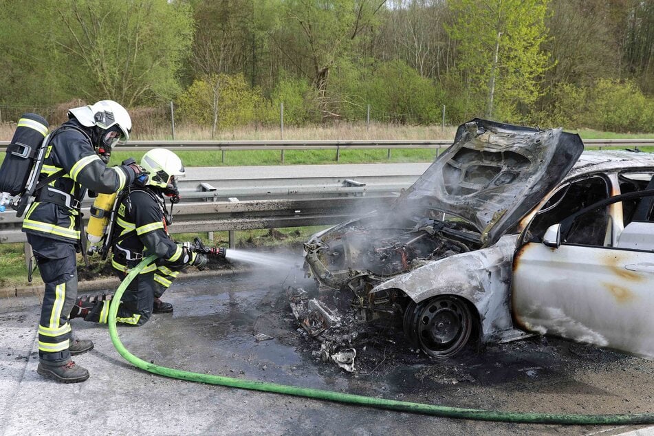 Der 1er-BMW war auf der A19 wegen eines technischen Defekts lichterloh in Flammen aufgegangen.