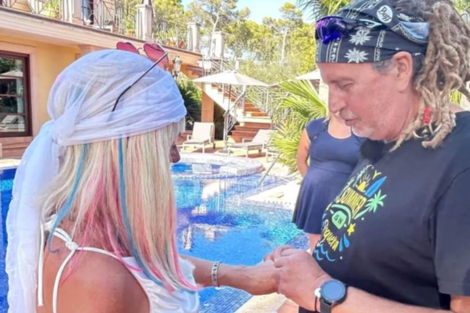 Mit seiner Ehefrau Kathrin ist der 54-Jährige bereits seit Ende der 1990er-Jahre liiert.