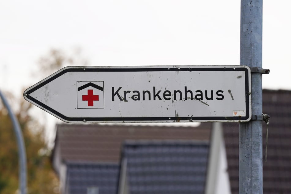 Der junge Mann (20) wurde schwer verletzt, wie aus Polizei-Angaben hervorging. (Symbolbild)