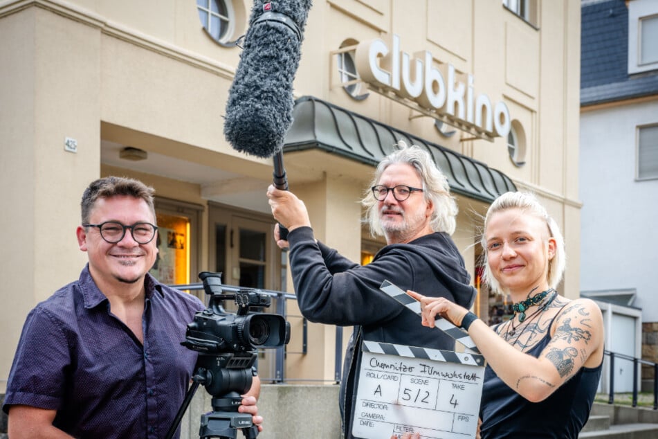 Sebastian Steger (41, v.l.), Torsten Neundorf (55) und Nicole Bader (27) drehen im Clubkino Siegmar mit Chemnitzer Jugendlichen Kurzfilme.