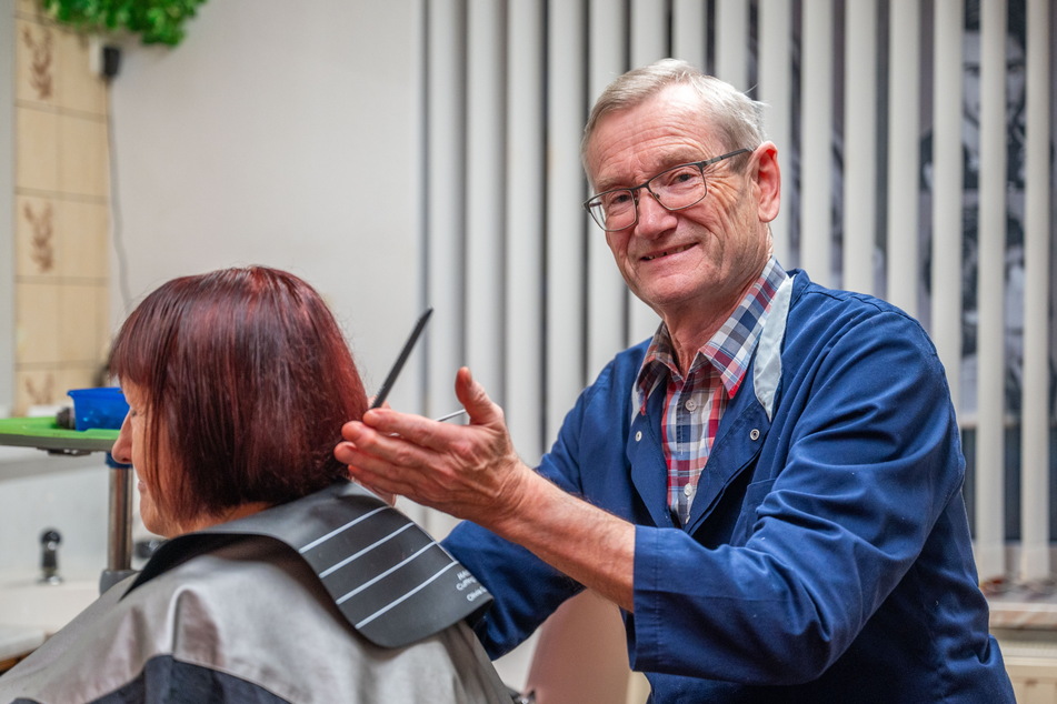 Friseursalon-Inhaber Klaus Müller (72) und Kundin Marion Gahmig freuen sich für Tobias.