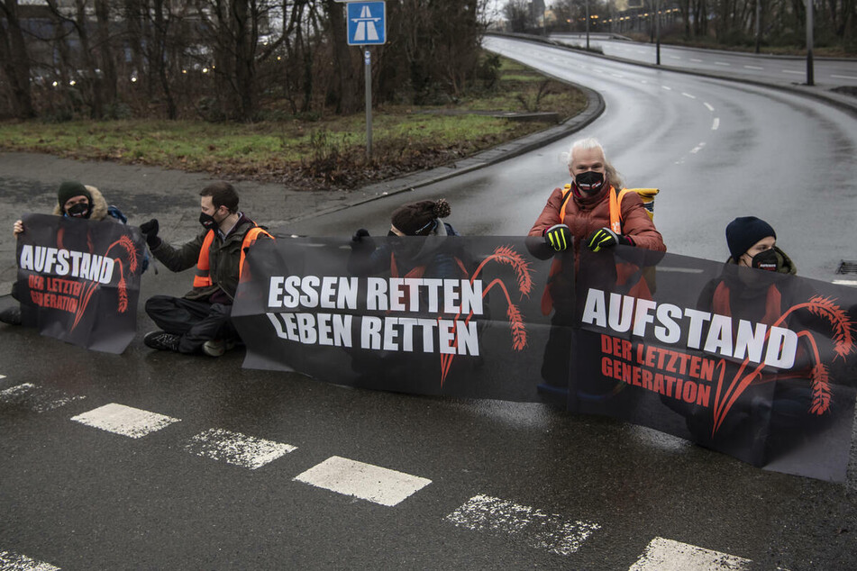 Klimaaktivisten wollen wieder Autobahnen in Berlin versperren. (Archivbild)