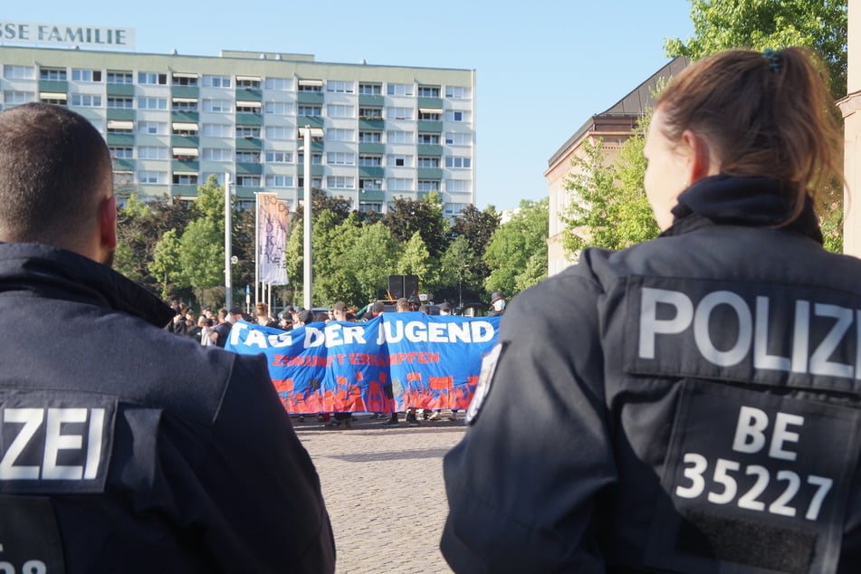 Die Demo "Tag der Jugend" begann am Donnerstagnachmittag am Johannisplatz in Leipzig.
