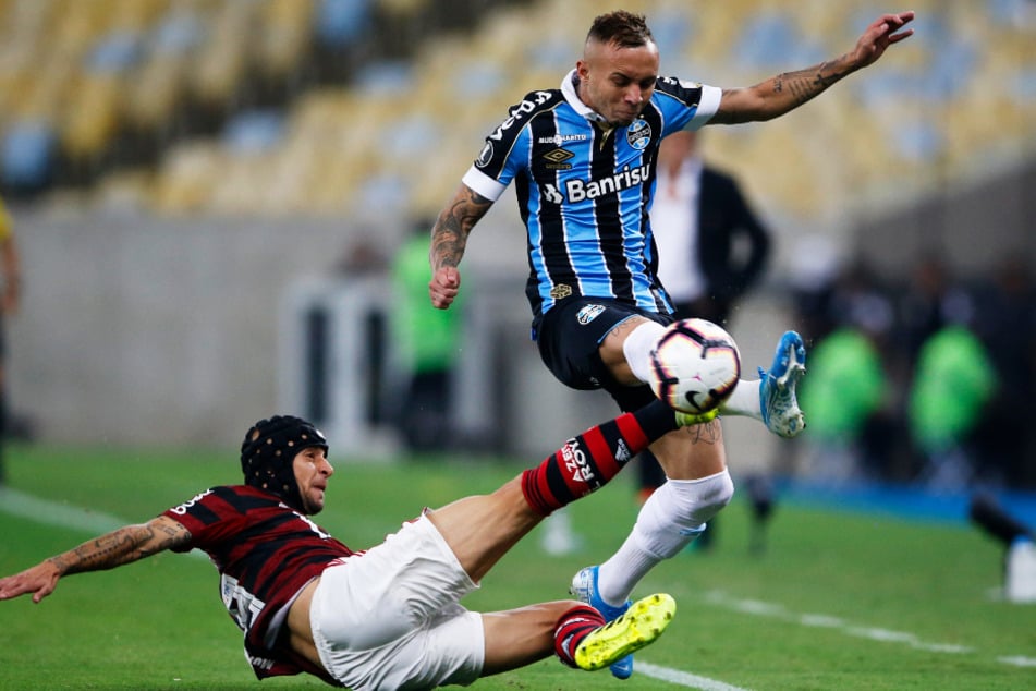 Everton (r.) im Duell mit dem Ex-Münchner Rafinha, der aktuell beim Meister Flamengo Rio de Janeiro unter Vertrag steht.