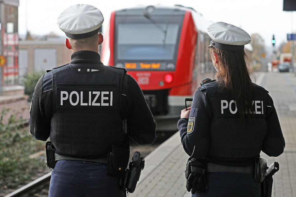 Beamte der Bundespolizei wurden am Bahnhof Traunstein attackiert. (Symbolbild)
