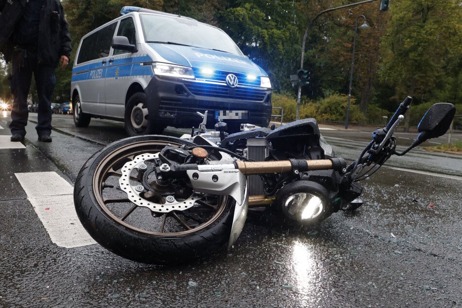 Das Motorrad kollidierte mit einem Bus.