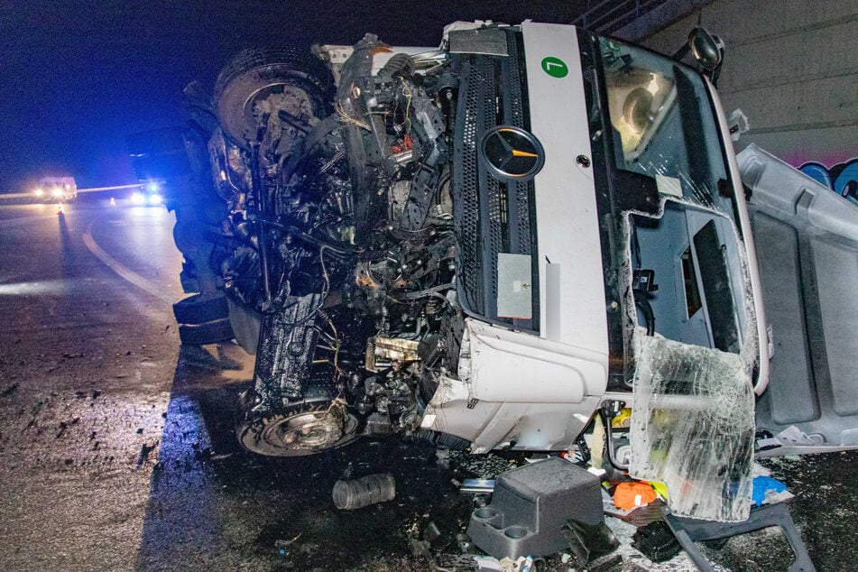 Rettungskräfte mussten den leicht verletzten Fahrer aus der Zugmaschine befreien.