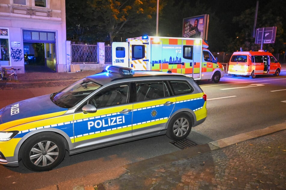 Nächtlicher Einsatz auf der Merseburger Straße: Eine 33-Jährige verletzte sich bei einem Sturz aus dem Fenster.