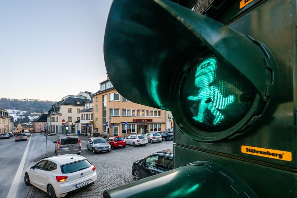 In Zschopau bittet das MZ-Männchen über die Straße.