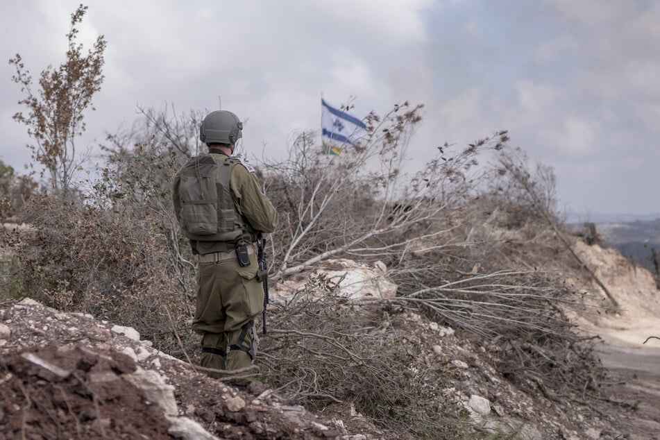 Ein israelischer Soldat verschafft sich im südlichen Libanon, direkt an der Grenze zu Israel, einen Überblick über die Lage. (Archivbild)