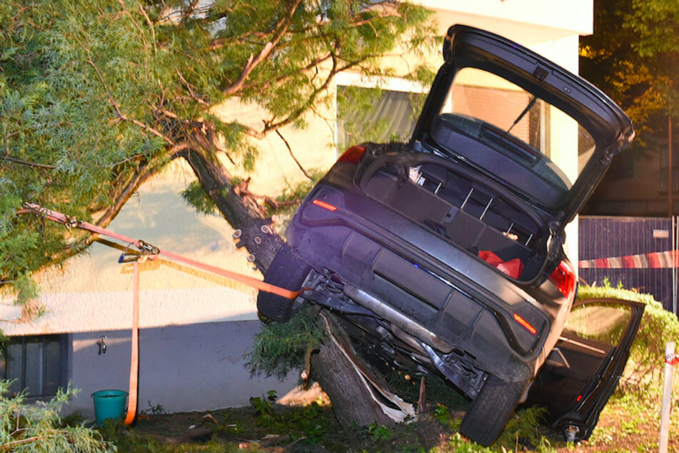 Audi kracht gegen Stromkasten und Baum: Fahrer (28) stirbt mitten in München