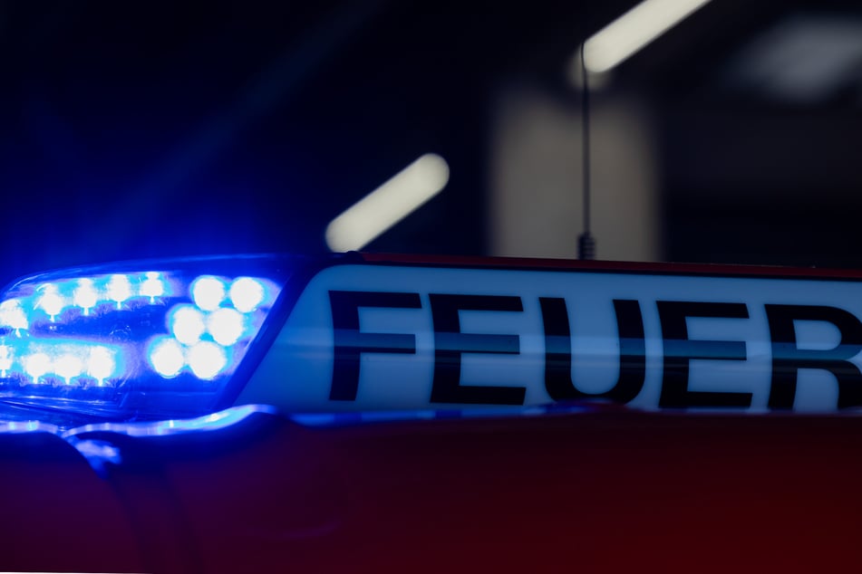 Die Feuerwehr rückte am frühen Dienstagmorgen zu einem Einsatz in Dresden-Striesen aus! (Symbolfoto)