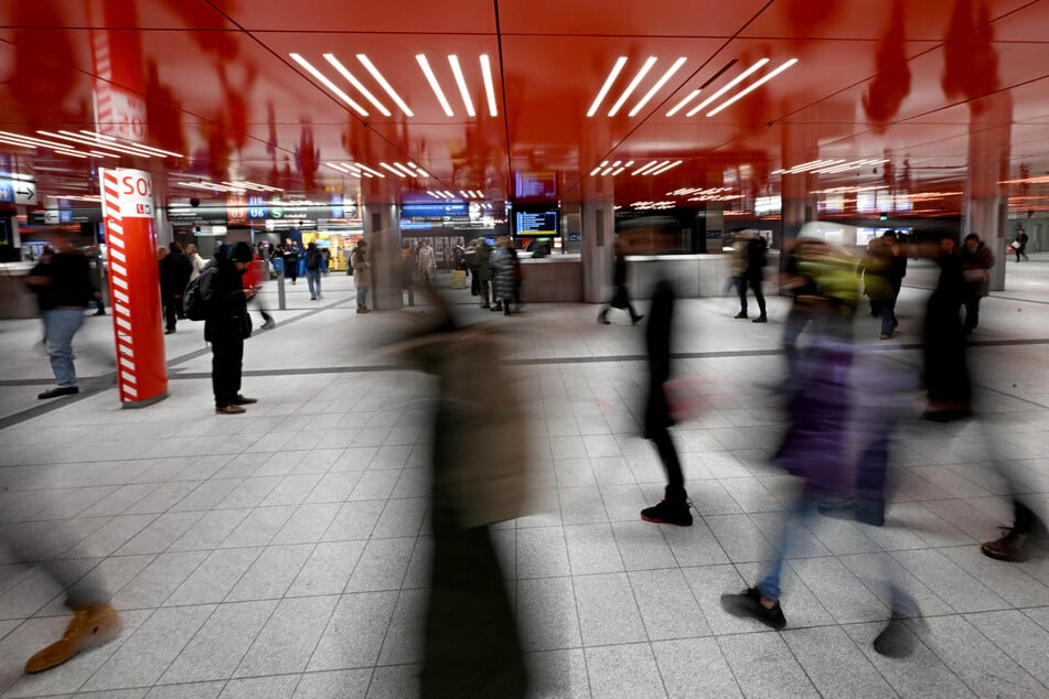 Unfall am Marienplatz: Mann klemmt Tüte in S-Bahn und lässt nicht los!