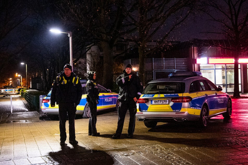 Polizisten sperrten den Bereich um den Tatort in Hamburg-Mümmelmannsberg weiträumig ab.