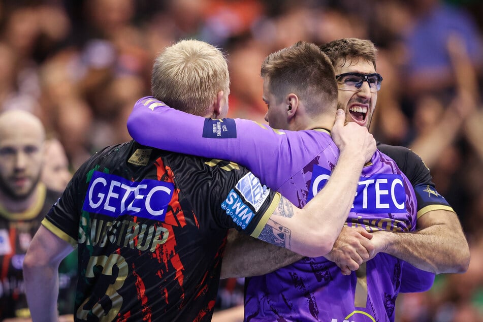 Antonio Serradilla (r., 27) spielt mit Sportbrille.