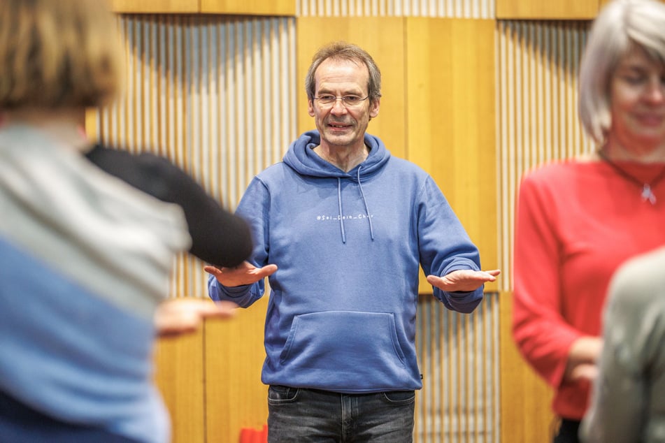 Um locker zu werden, lässt Chordirektor Gunter Berger (63) die Hobby-Chorsänger erst einmal durch den Raum springen.