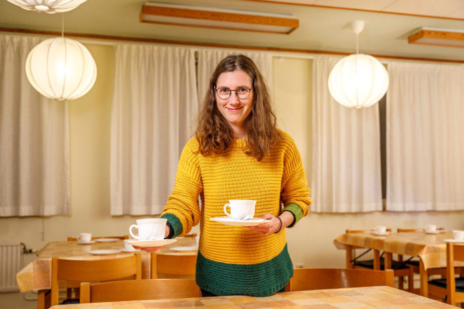 An den Freitagabenden deckt Helene Kunert (25) in einem Gemeinschaftsraum der Zionskirche die Tische für Nachtcafé-Gäste ein.