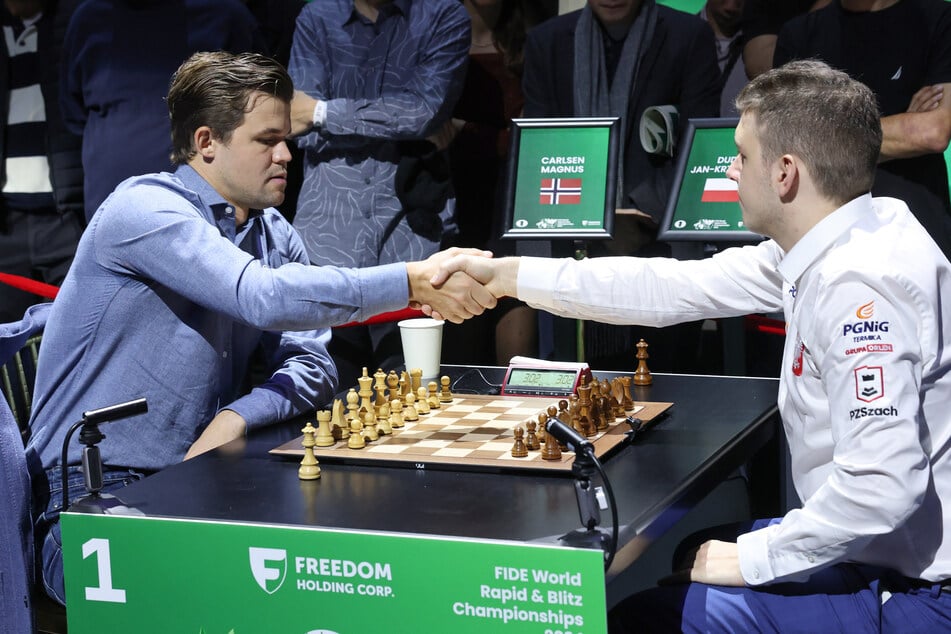 Skurrile Szene: Magnus Carlsen (l., 34) und Ian Nepomniachtchi (34) teilen sich den Titel im Blitz-Schach.