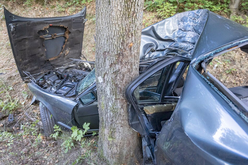 Die zerstörte Karosserie des BMW 520i lässt die Wucht des Aufpralls erahnen.
