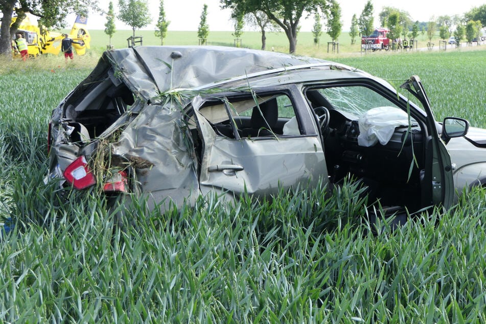 Schwerer Unfall bei Leipzig: Suzuki überschlägt sich, Fahrer verletzt