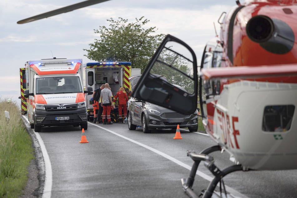 Nach einem Sturz auf regennasser Fahrbahn mussten ein Motorradfahrer und seine 11-jährige Mitfahrerin schwer verletzt ins Krankenhaus gebracht werden.