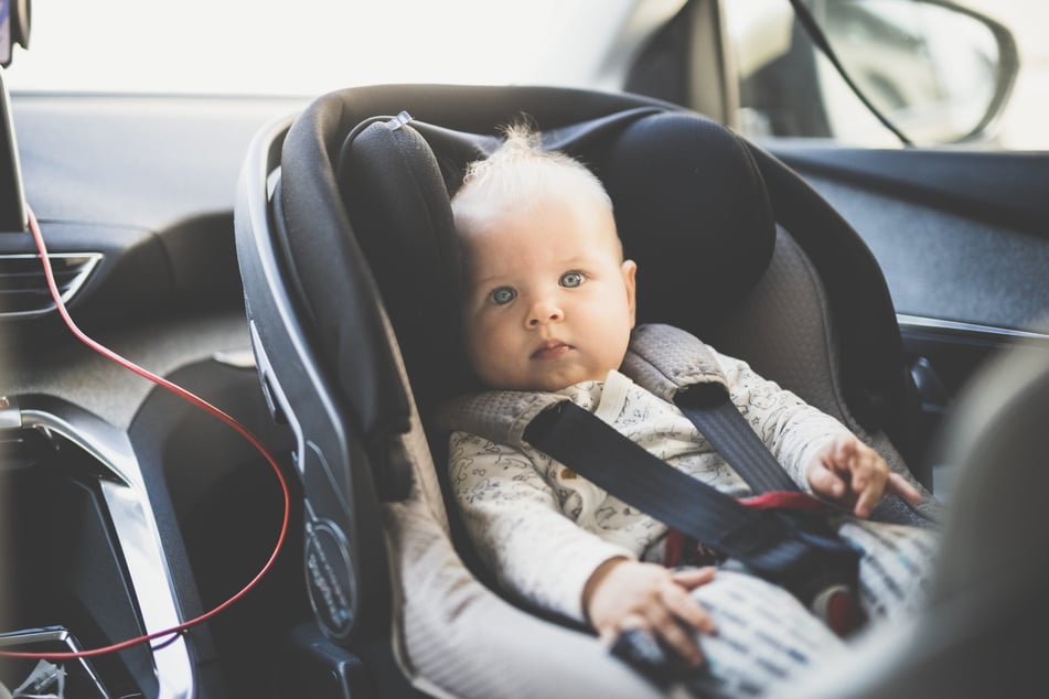 Das Baby befand sich im Kindersitz im verschlossenen Fahrzeug. (Symbolbild)