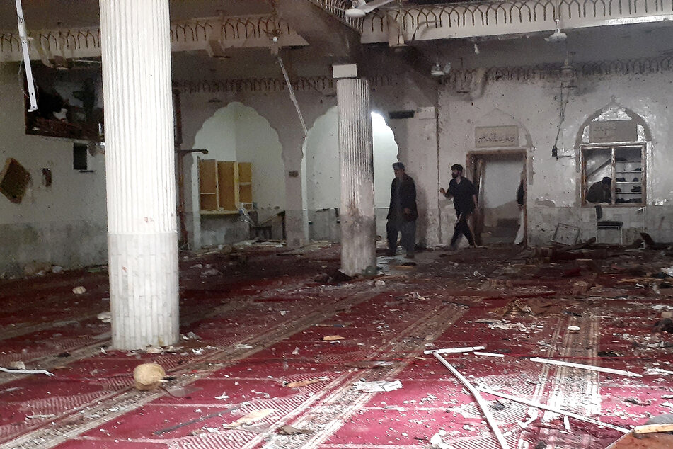 30 Menschen bei Bombenanschlag auf Moschee getötet