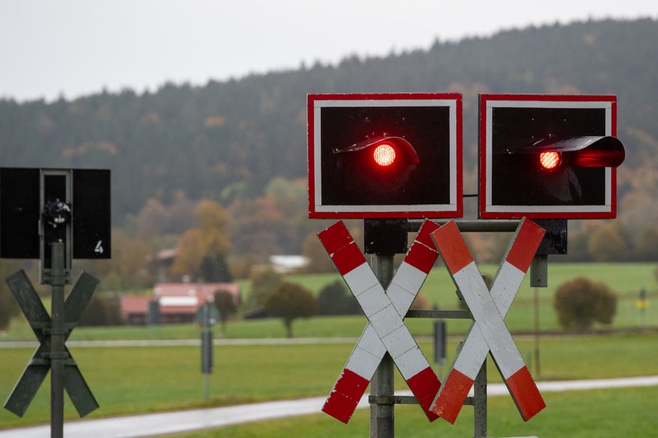 Trotz rot blinkender Lichter fuhr ein Autofahrer bei Edling auf die Gleise. (Symbolbild)