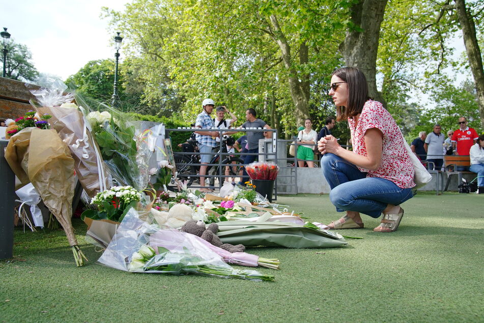 Nach dem Messerangriff eines Mannes auf vier Kinder und zwei Erwachsene auf einem Spielplatz, gedenken Menschen der Opfer.