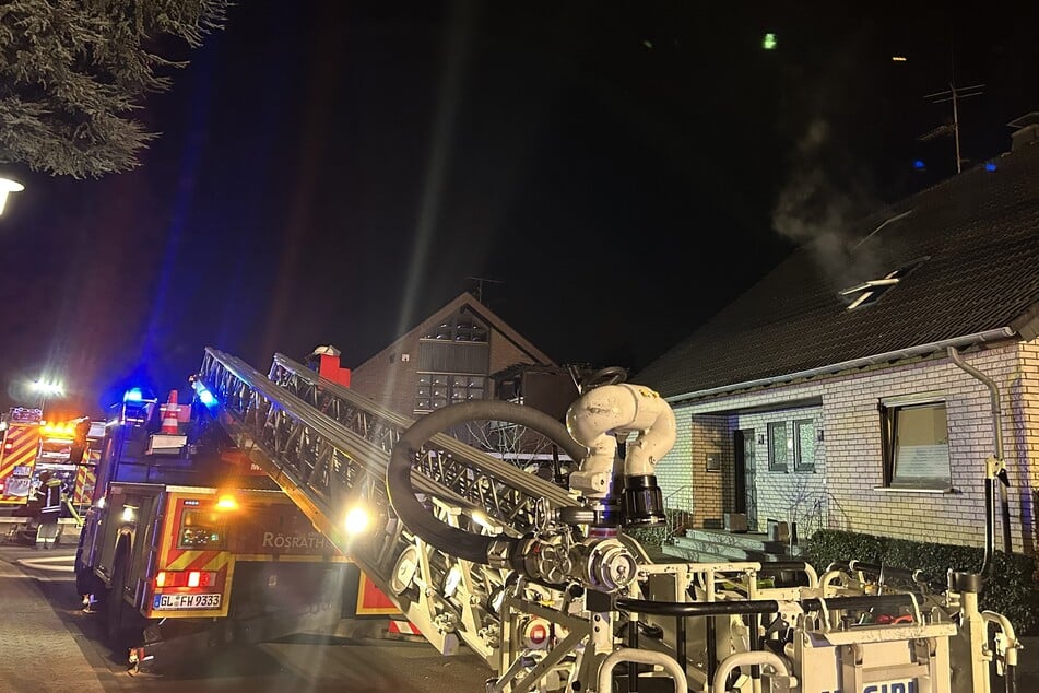 Die Feuerwehr Rösrath war mit 34 Einsatzkräften in Forsbach im Einsatz, nachdem es im Dachgeschoss eines Hauses gebrannt hatte.