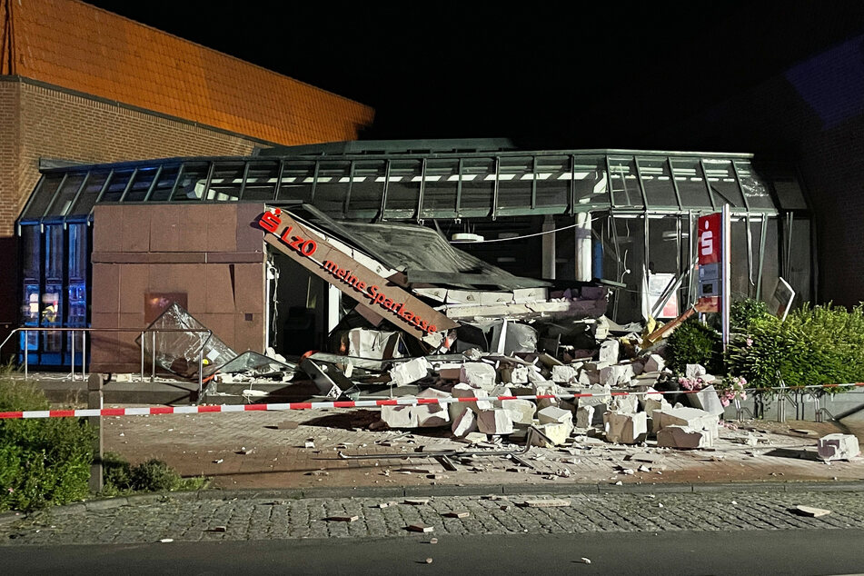Das Gebäude der Sparkasse im niedersächsischen Edewecht wurde stark beschädigt.