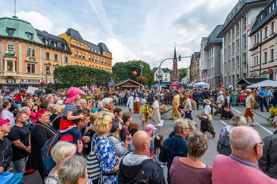 Blick auf den Festumzug an der Goethestraße Ecke Bahnhofstraße