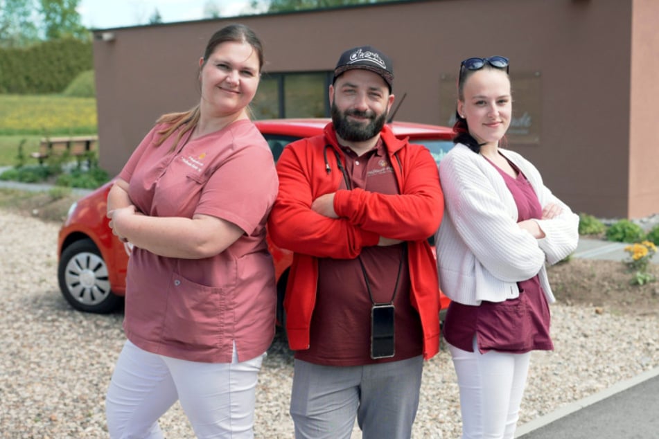 Dr. Emkus (Markus Hanschke, 39) ist zusammen mit den Pflegerinnen Susann Riedel (l.) und Emily Adner (r.) unterwegs.