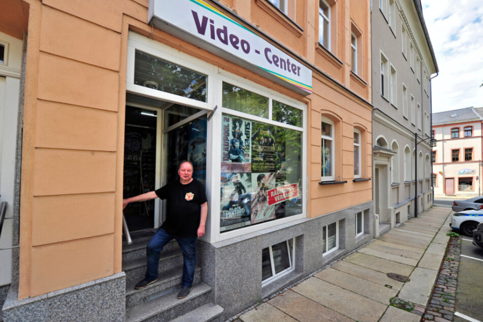 Bernd Frömmig (62) an seinem "Video-Center", das jetzt eine kleine Kneipe ist.