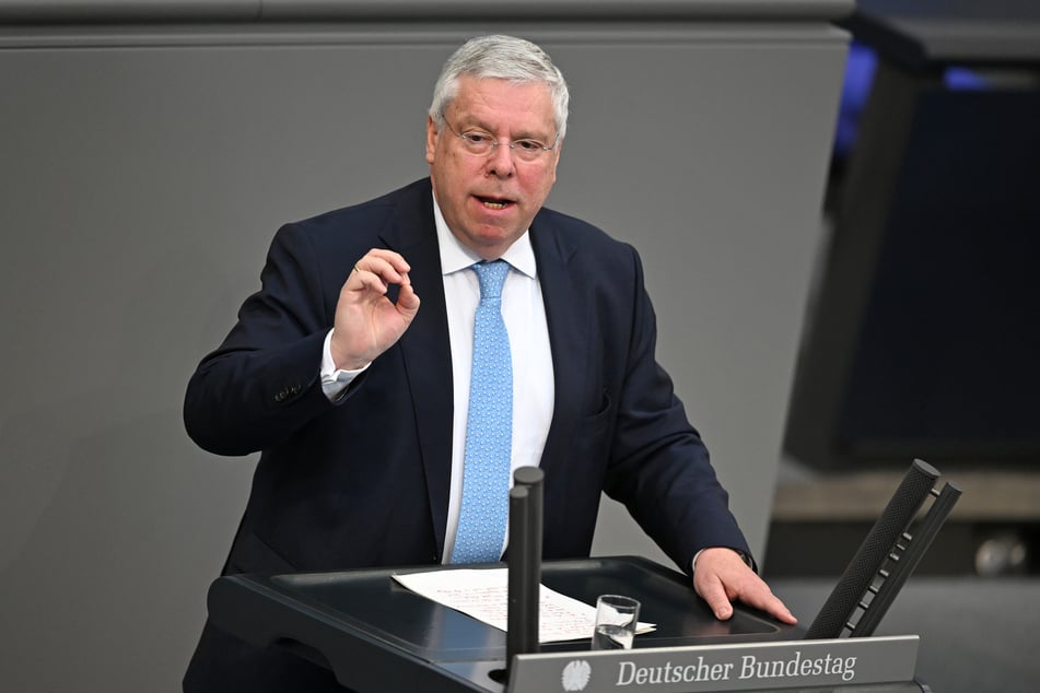 Jürgen Hardt (63), der außenpolitischen Sprecher der CDU/CSU-Bundestagsfraktion kritisiert das Auftreten der AfD bei dem laufenden Wirtschaftsforum in St. Petersburg.