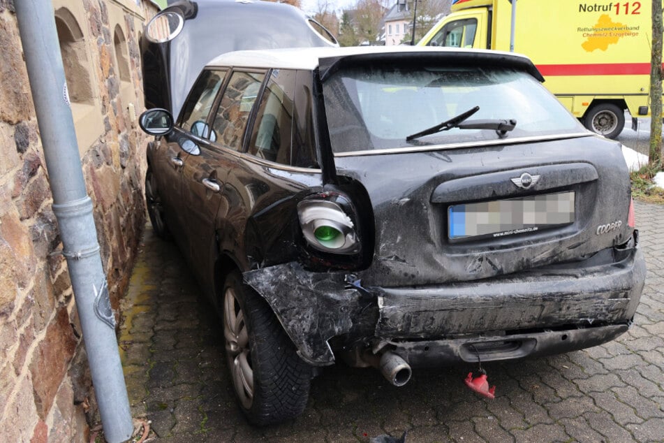 Der Mini krachte gegen eine Hauswand.